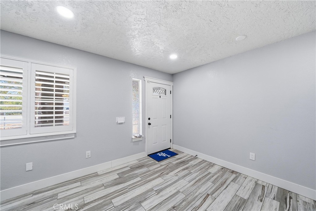 17041 Fairburn Property Photo 7