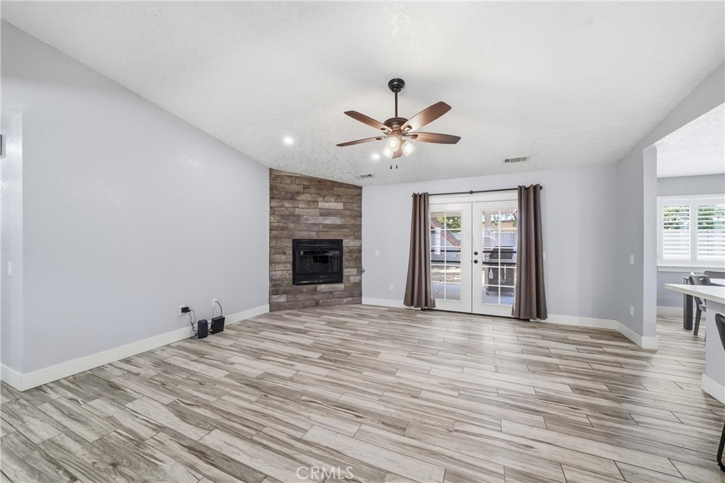 17041 Fairburn Property Photo 8