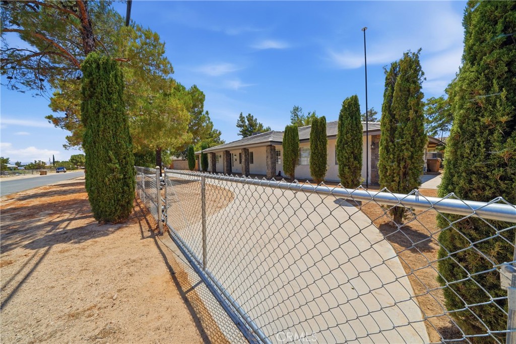 17041 Fairburn Property Photo 37