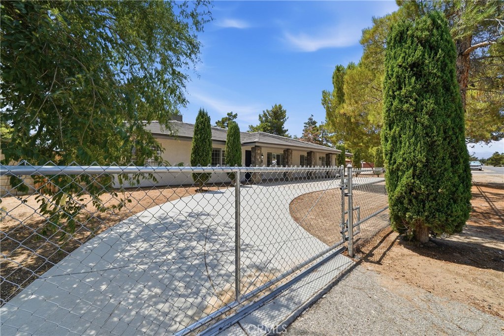 17041 Fairburn Property Photo 38