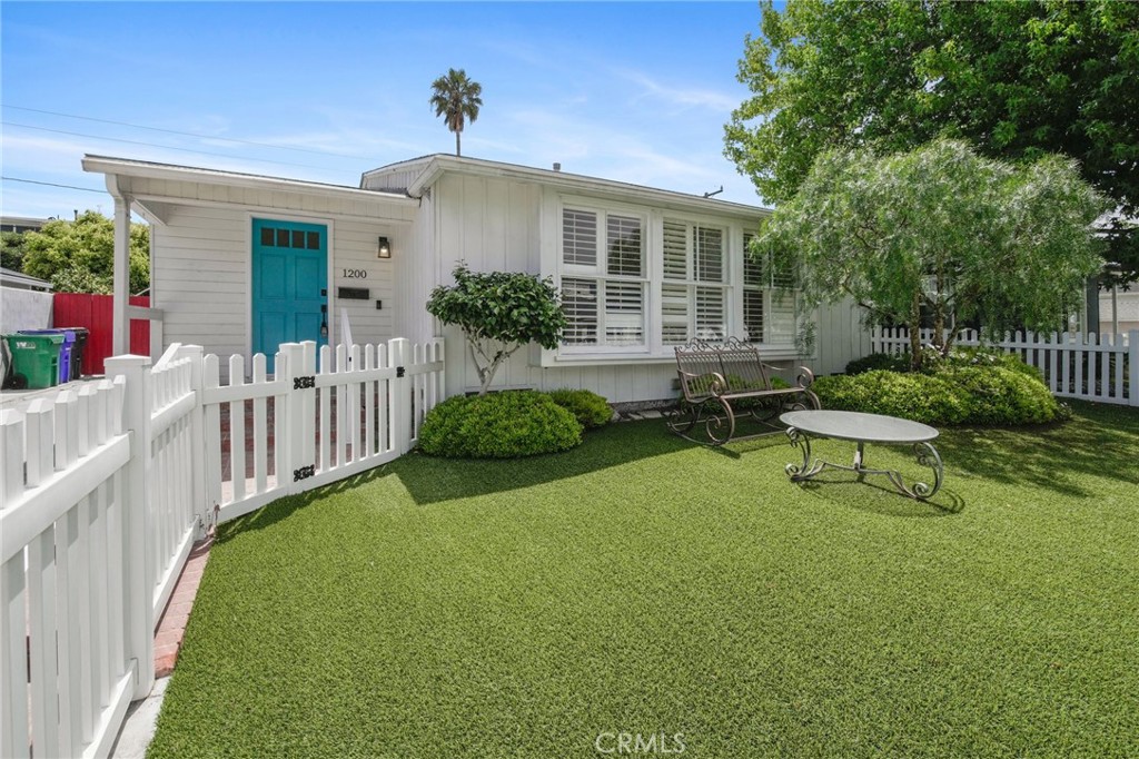 1200 Magnolia Property Photo 1