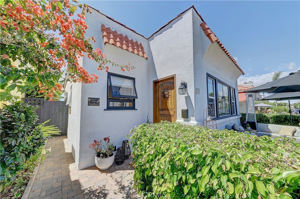 209 La Verne Property Photo 4