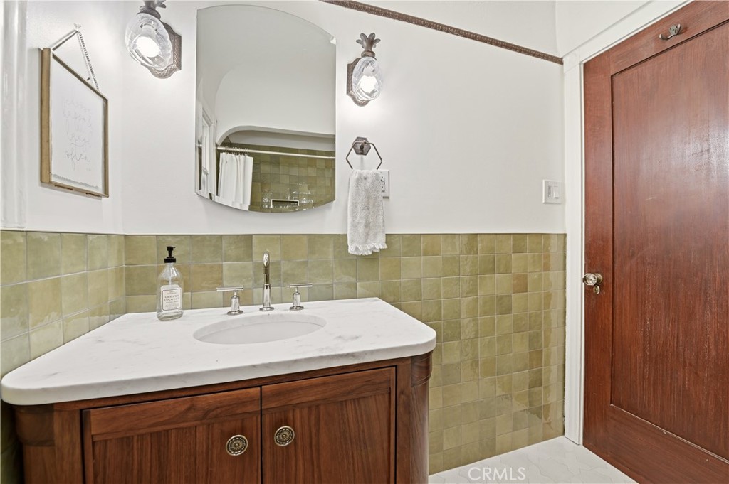 209 La Verne Property Photo 26