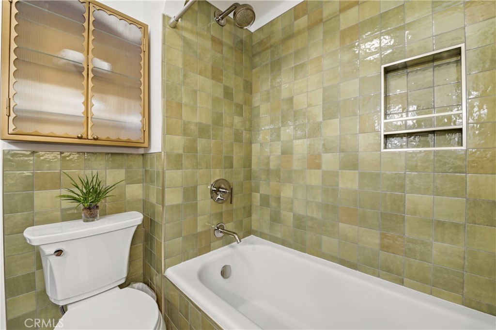 209 La Verne Property Photo 27