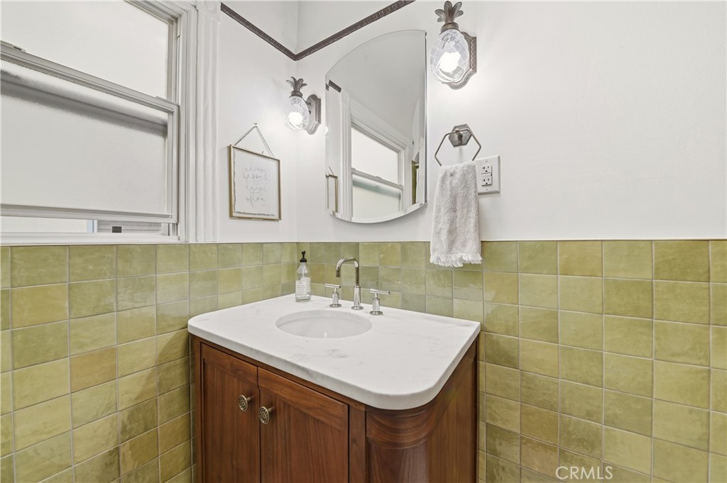 209 La Verne Property Photo 28