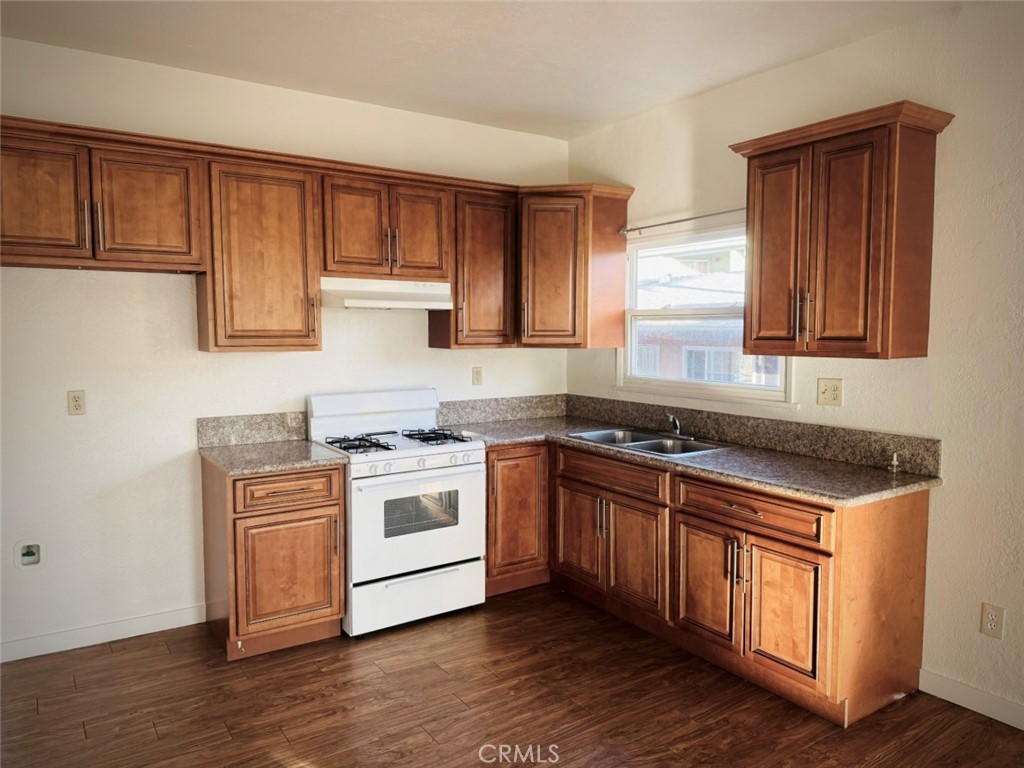 1043 Stanley Avenue Property Photo 2