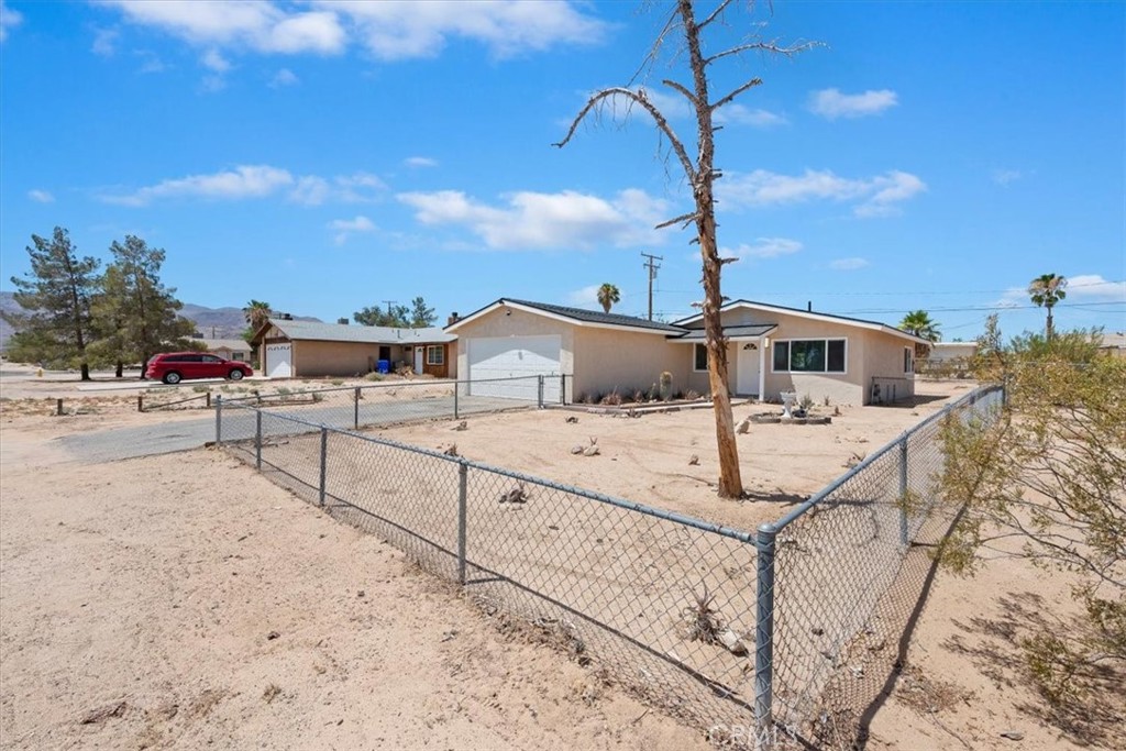 5566 Daisy Property Photo 1