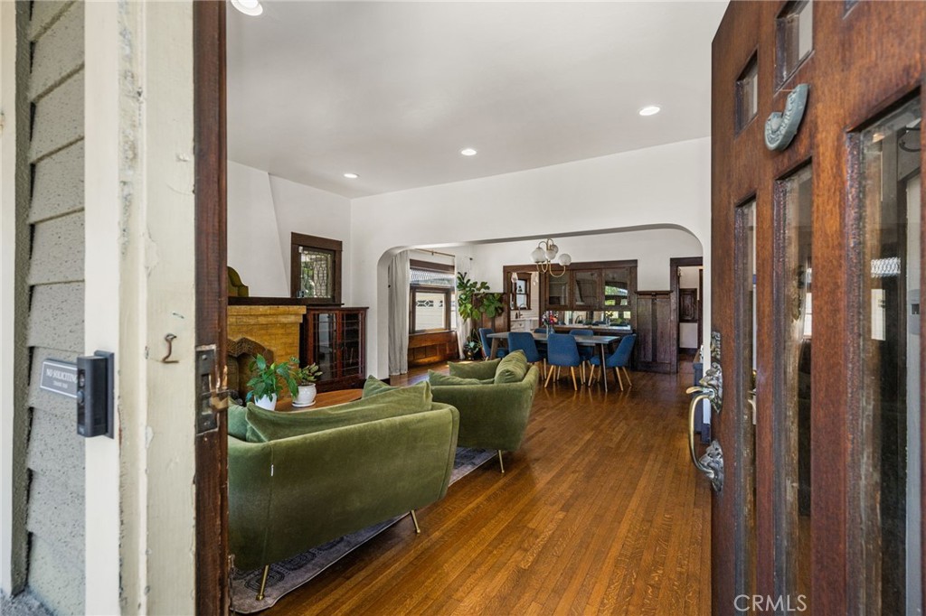 323 E Bixby Property Photo 7