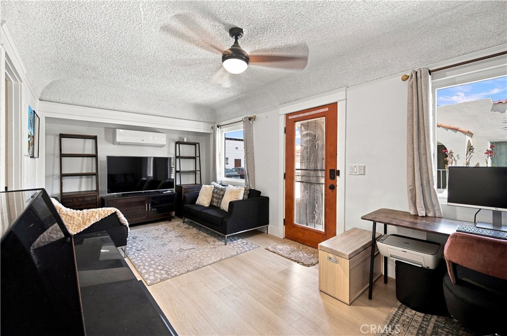 2245 Pine Avenue Property Photo 8