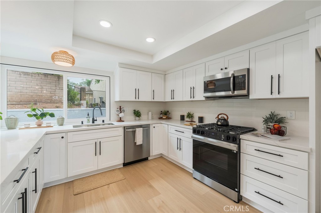 1182 Sunnyhills Property Photo 4