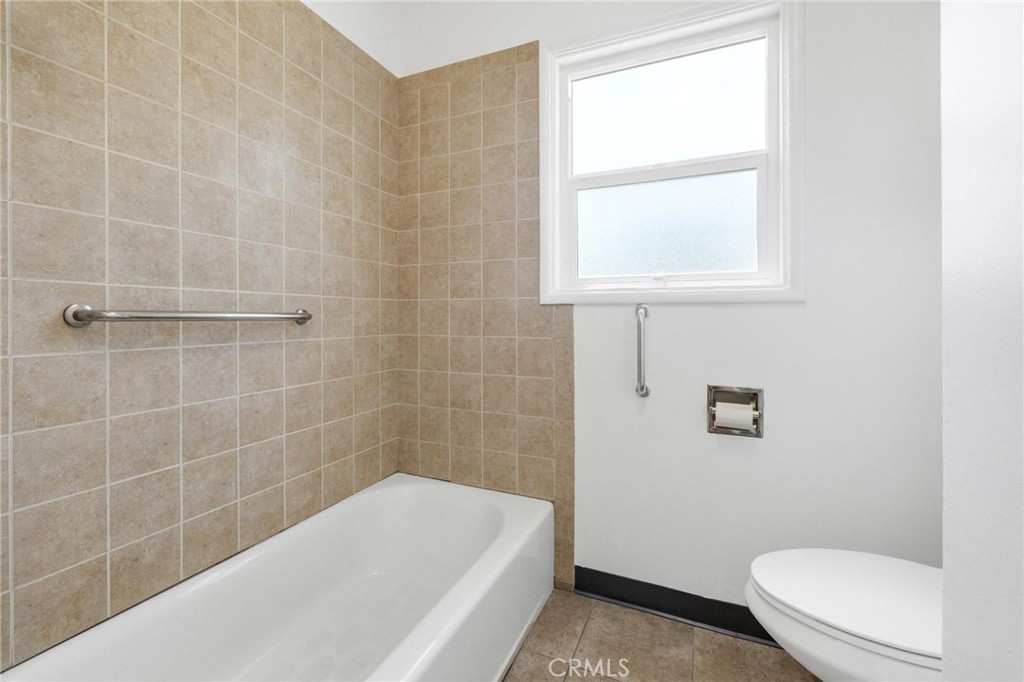 1136 E 71st Property Photo 34