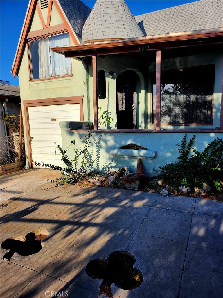 6812 S Van Ness Property Photo 2