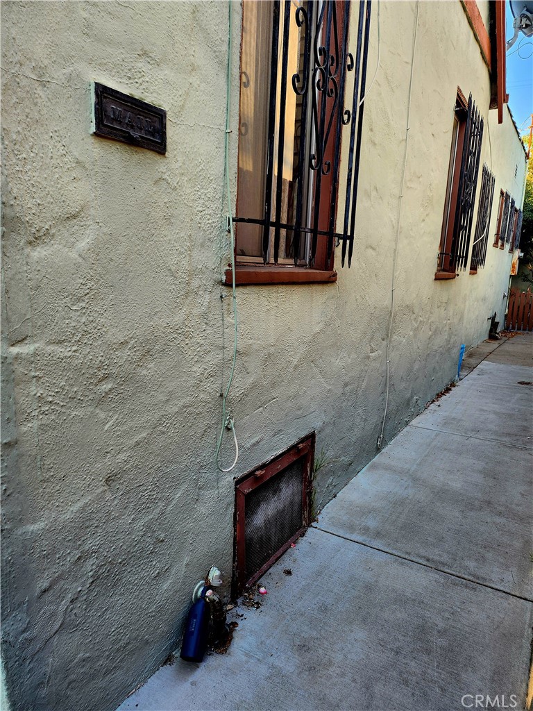 6812 S Van Ness Property Photo 7