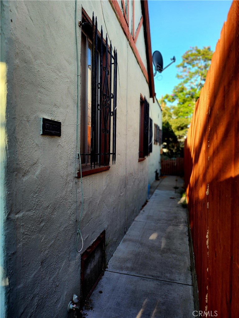 6812 S Van Ness Property Photo 8