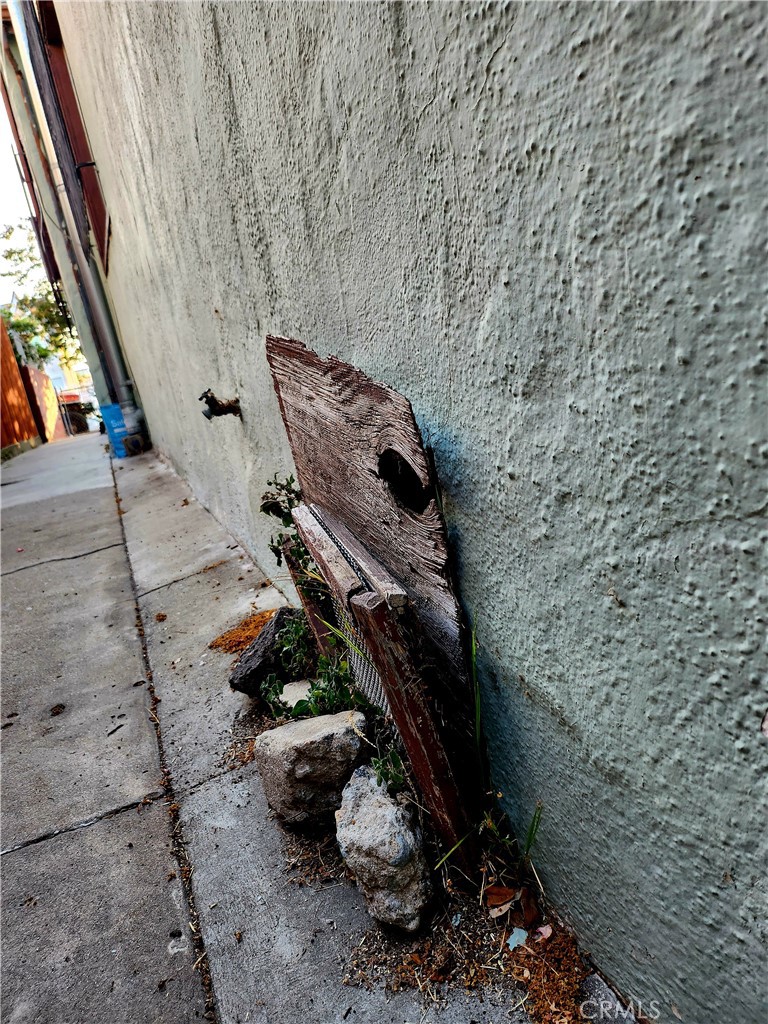 6812 S Van Ness Property Photo 9