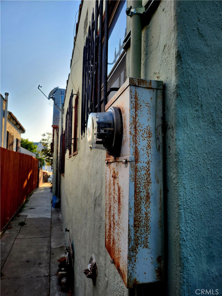 6812 S Van Ness Property Photo 10