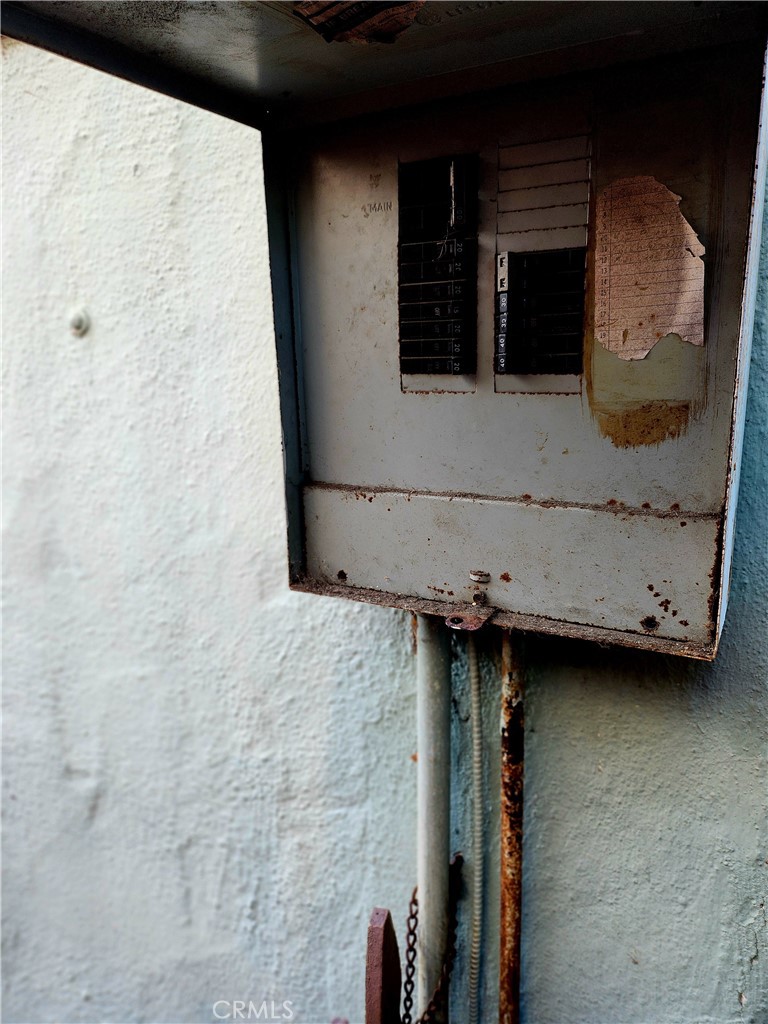 6812 S Van Ness Property Photo 11