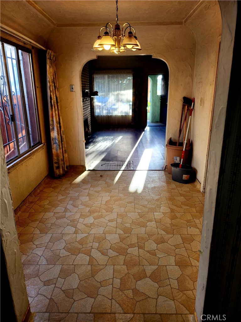 6812 S Van Ness Property Photo 16