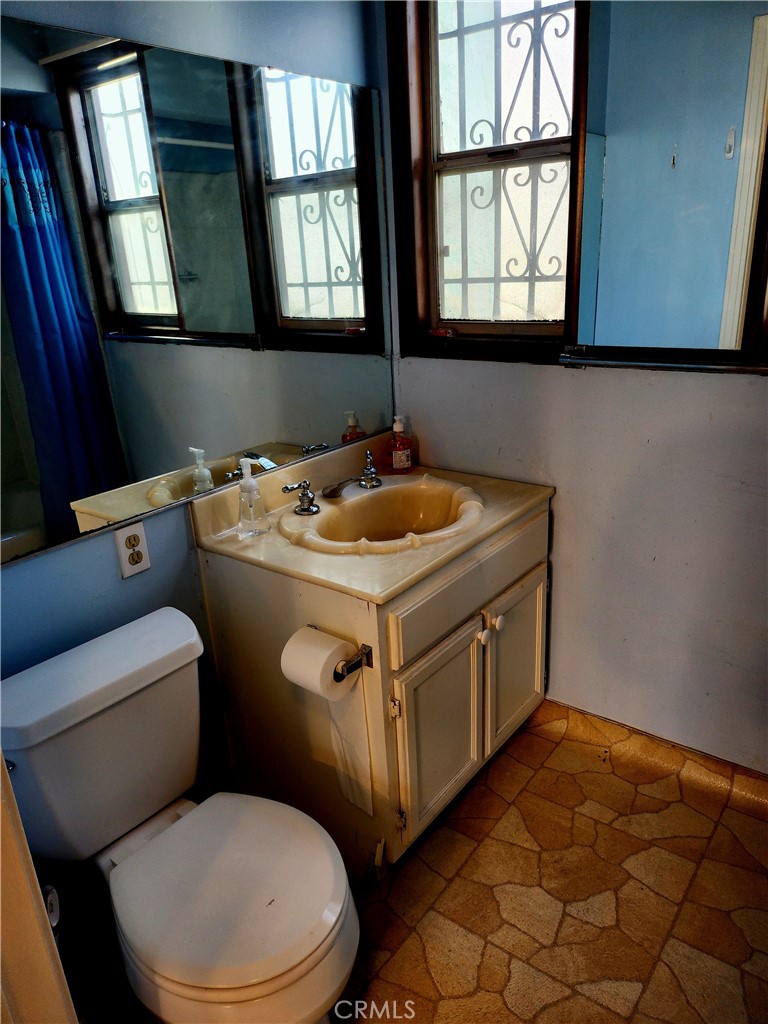 6812 S Van Ness Property Photo 22