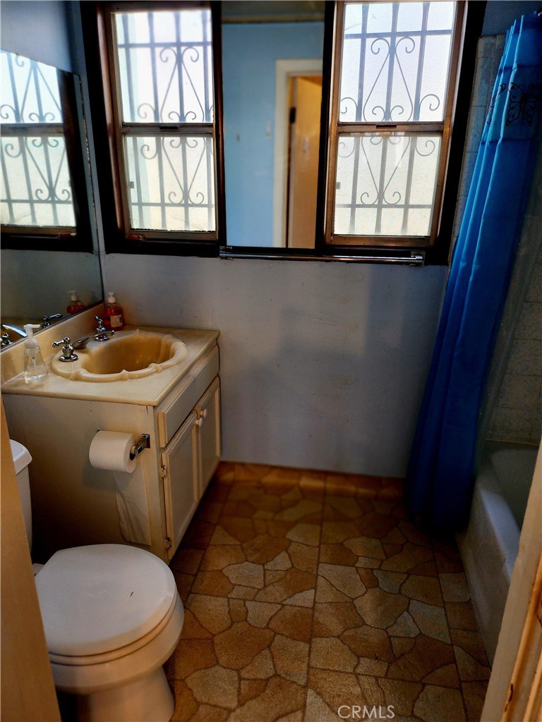 6812 S Van Ness Property Photo 23