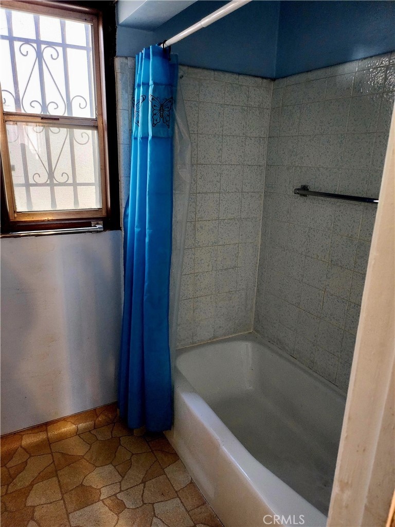 6812 S Van Ness Property Photo 24