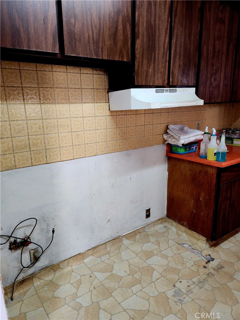 6812 S Van Ness Property Photo 32