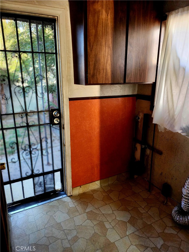 6812 S Van Ness Property Photo 35