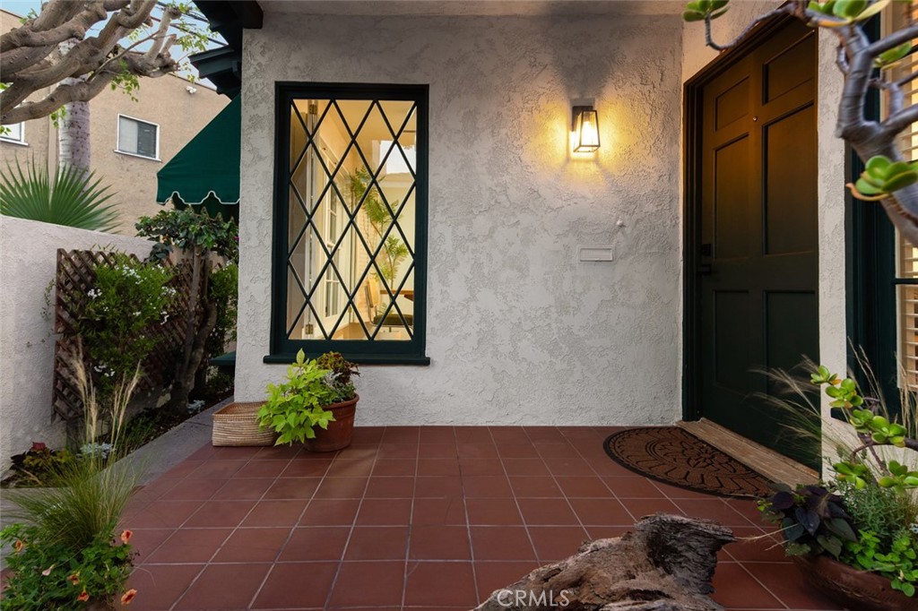 5796 Campo Walk Property Photo 3