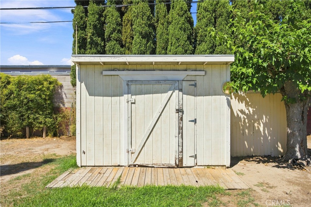 1119 S Adams Property Photo 32