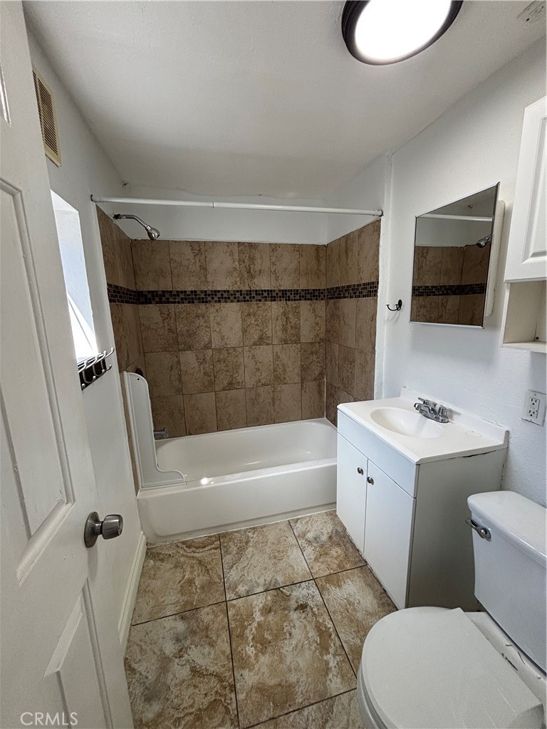 1153 E 50th 2 Property Photo 4