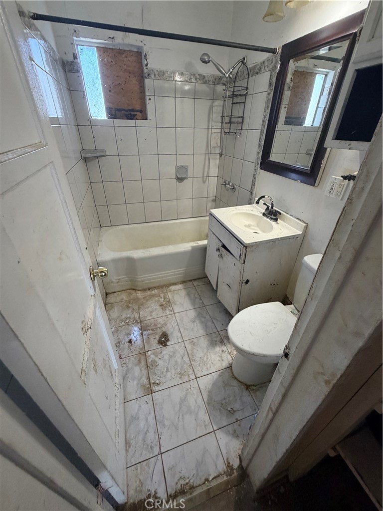529 E 224th Street Property Photo 17