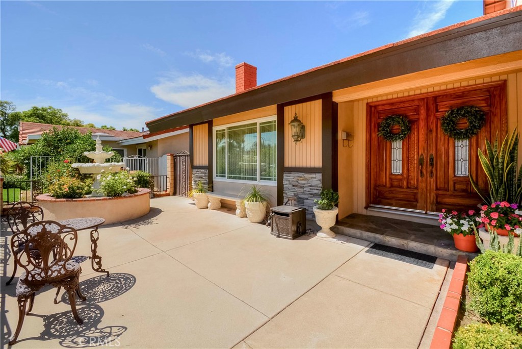 1969 Devonshire Property Photo 3