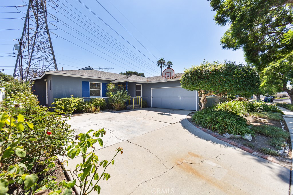 868 Stevely Property Photo 1