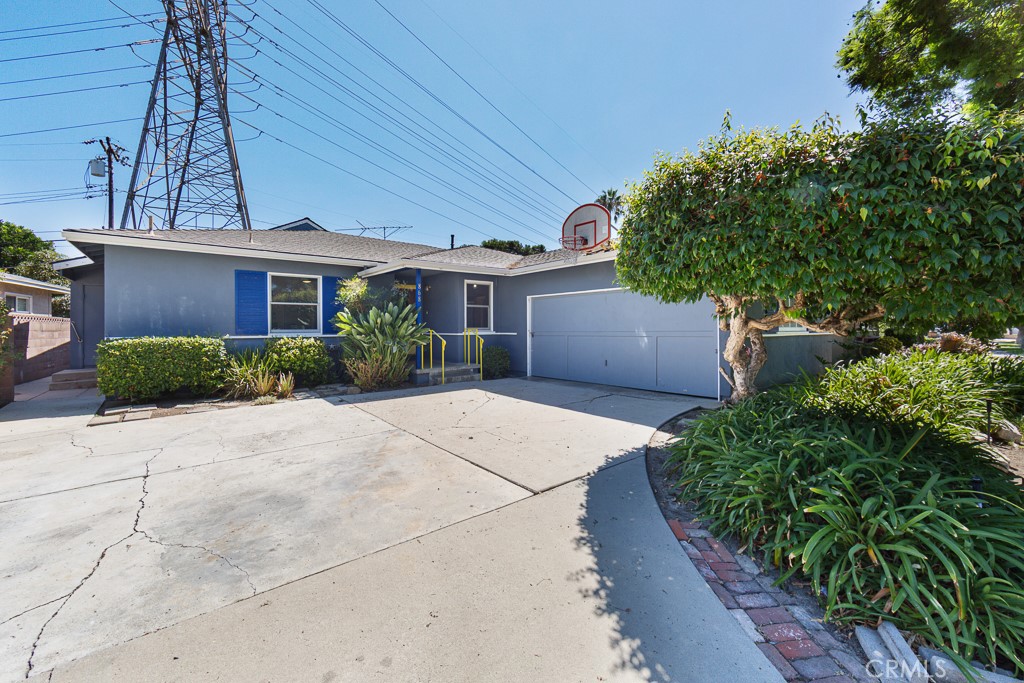 868 Stevely Property Photo 2