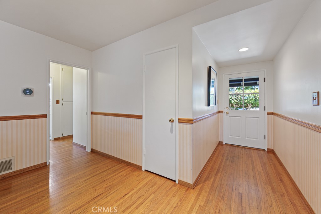 868 Stevely Property Photo 4