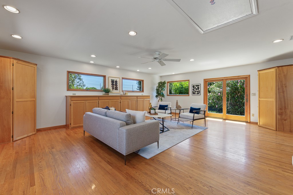 868 Stevely Property Photo 16