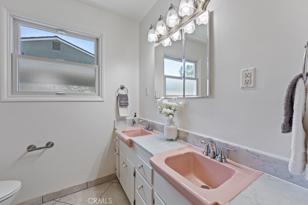 868 Stevely Property Photo 36