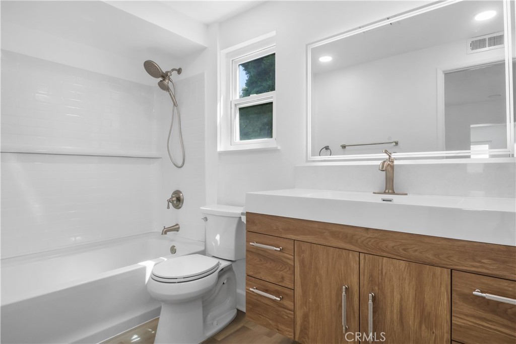 2122 W Chalet Property Photo 9