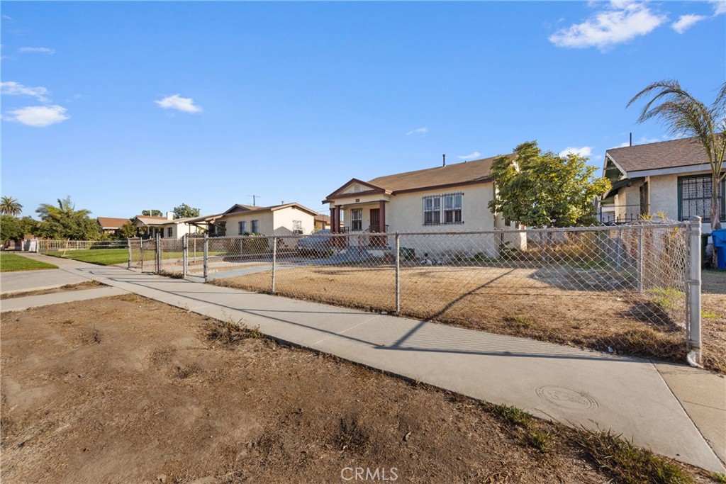 1122 W 77th Property Photo 3
