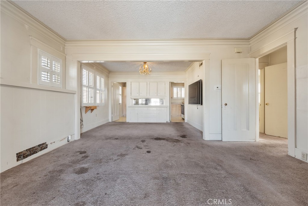 1122 W 77th Property Photo 6