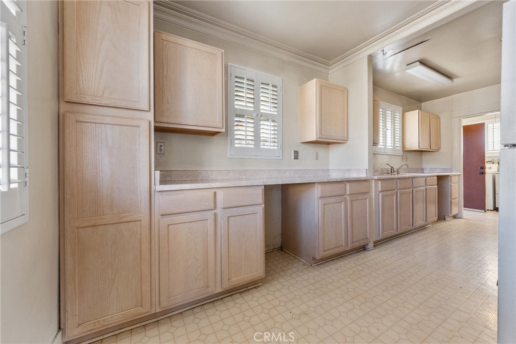 1122 W 77th Property Photo 10
