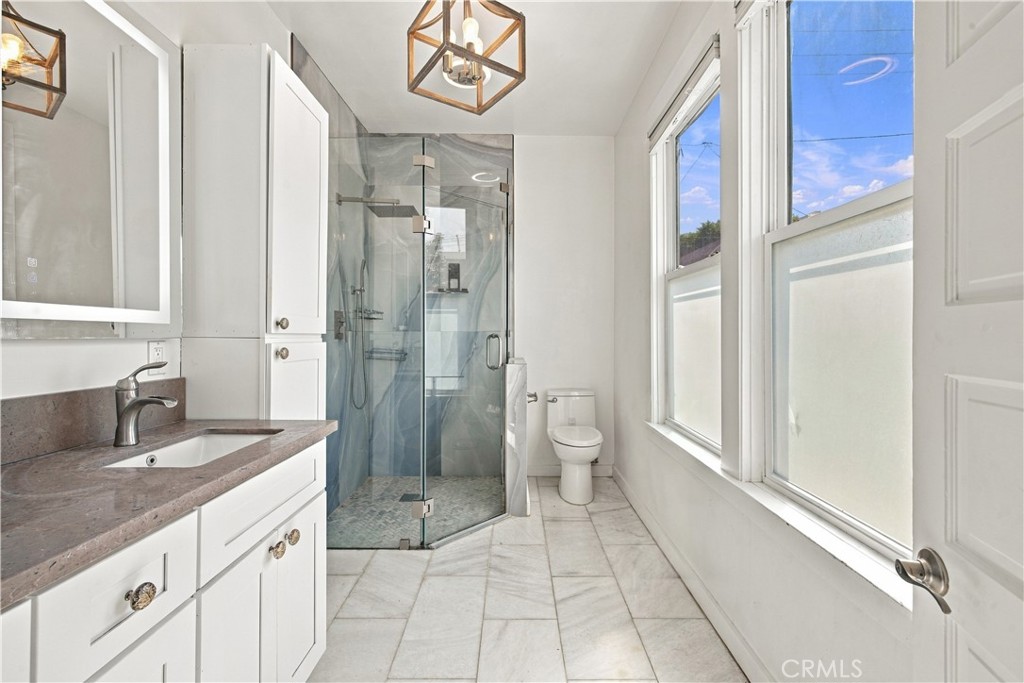 380 10th St, W Property Photo 10