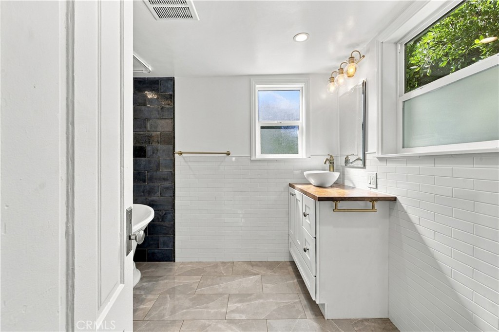 380 10th St, W Property Photo 33