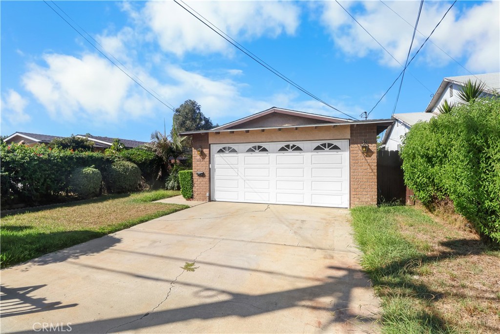 10829 Firmona Avenue Property Photo 2