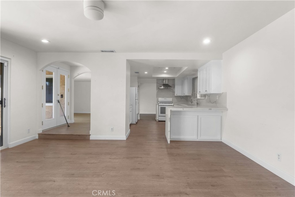 10829 Firmona Avenue Property Photo 4