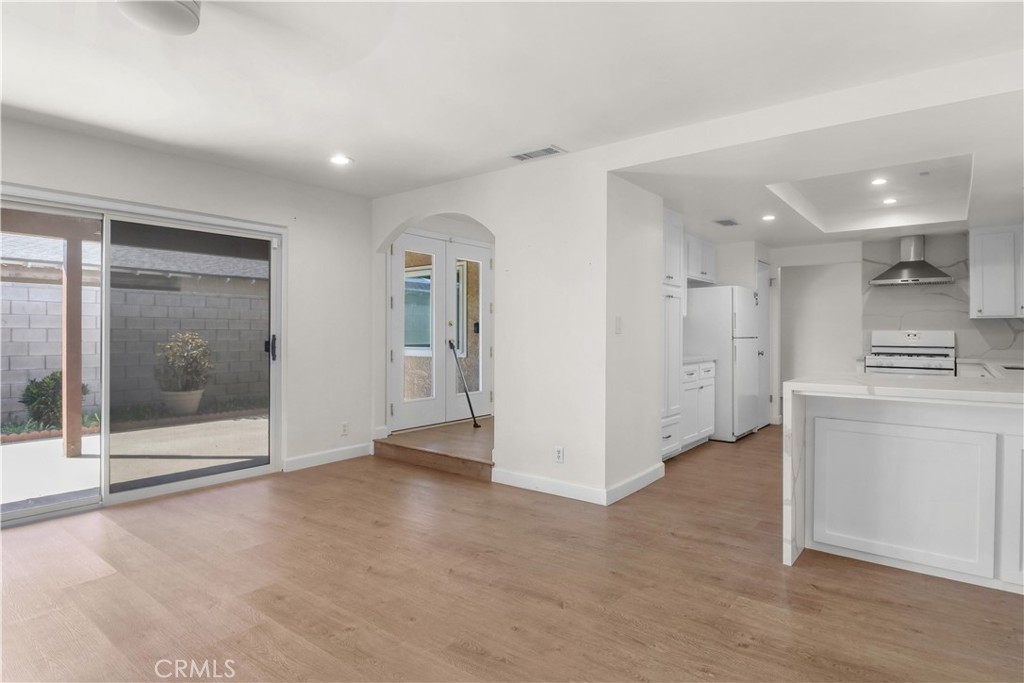 10829 Firmona Avenue Property Photo 8