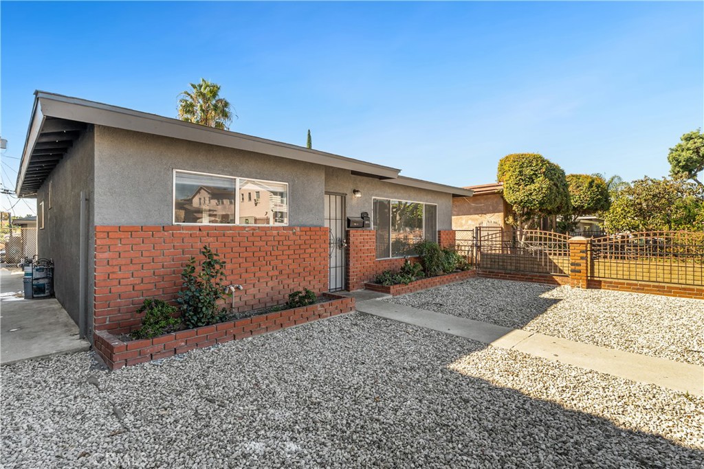 1074 252nd Property Photo 3
