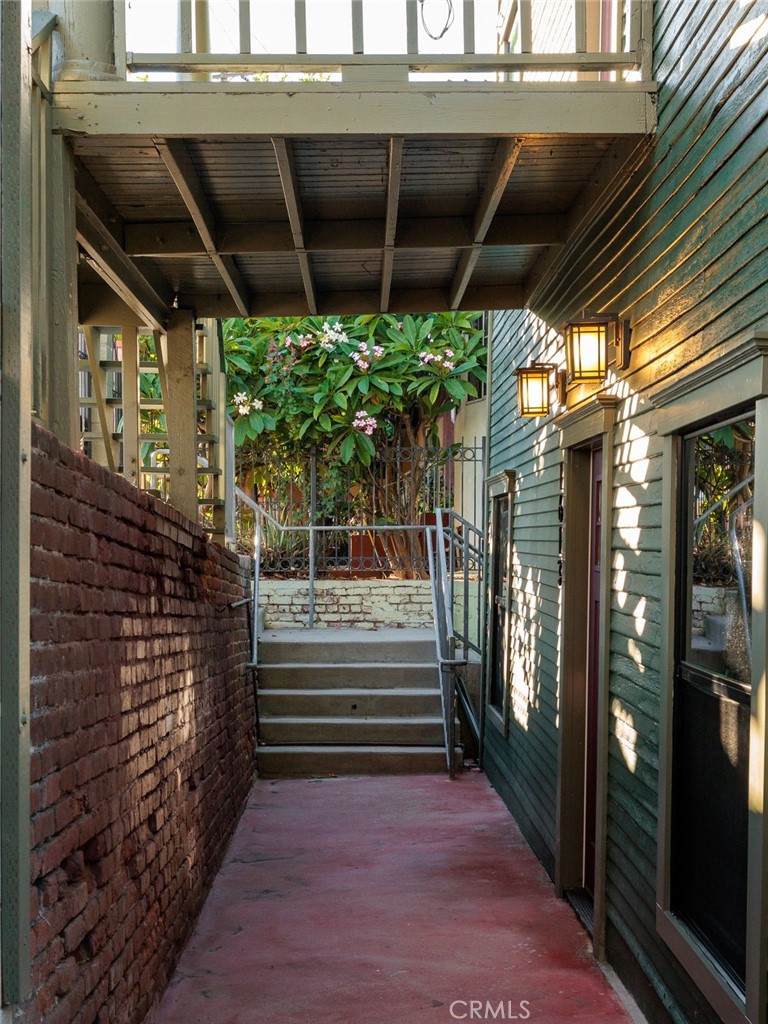 1613 E 1st Property Photo 6