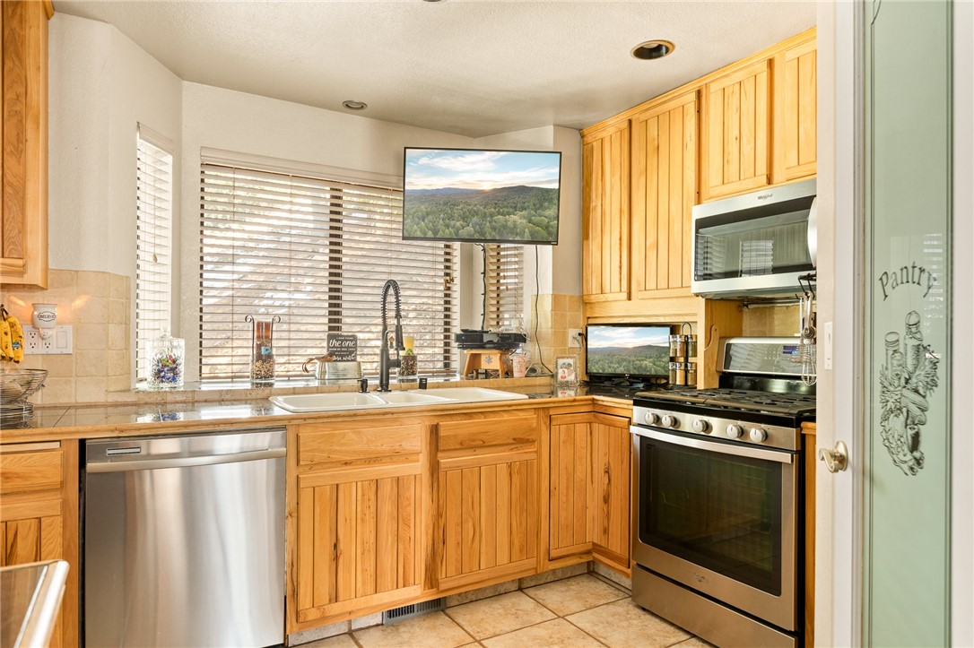 27596 N Bay Road Property Photo 13
