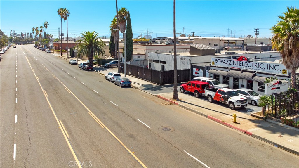 16911 S Broadway Property Photo 4